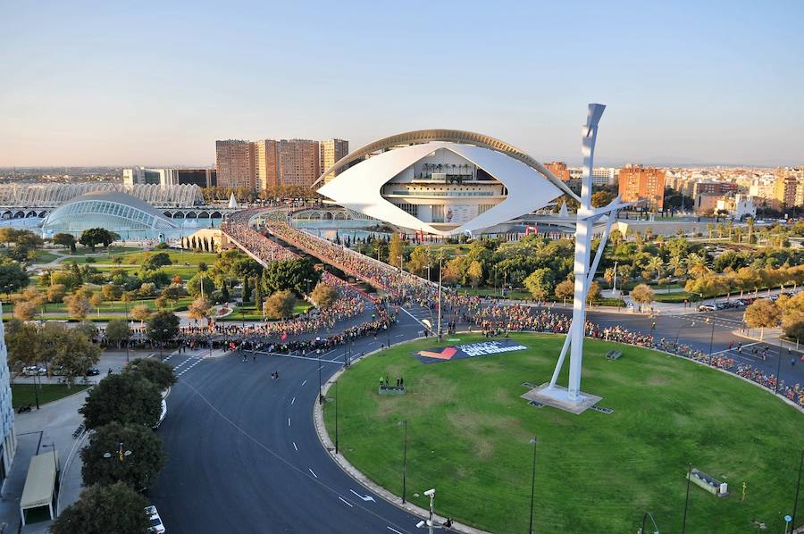 Miles de personas participan en la prueba que gana Kitwara con el récord del Maratón de Valencia