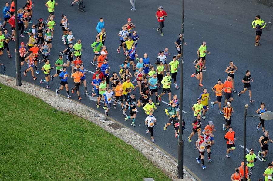 Miles de personas participan en la prueba que gana Kitwara con el récord del Maratón de Valencia