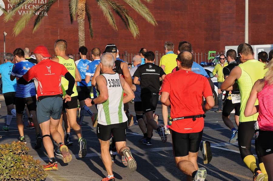 Miles de personas participan en la prueba que gana Kitwara con el récord del Maratón de Valencia