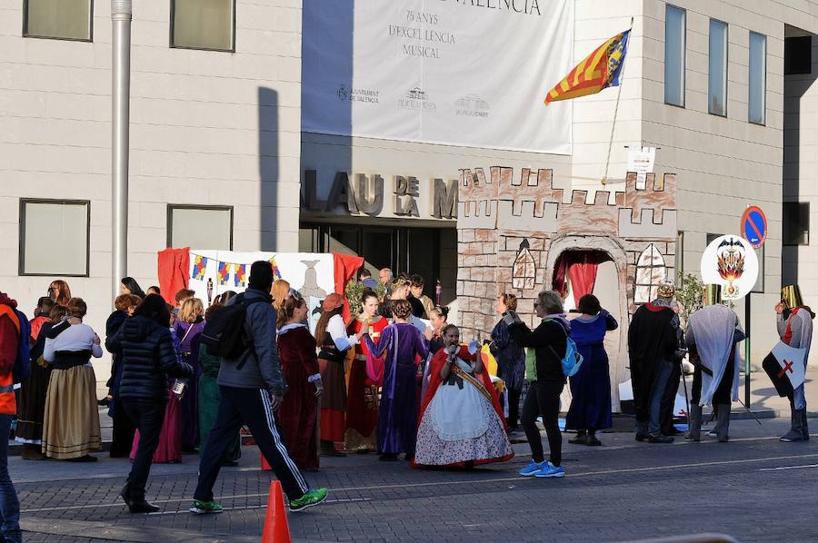 Miles de personas participan en la prueba que gana Kitwara con el récord del Maratón de Valencia