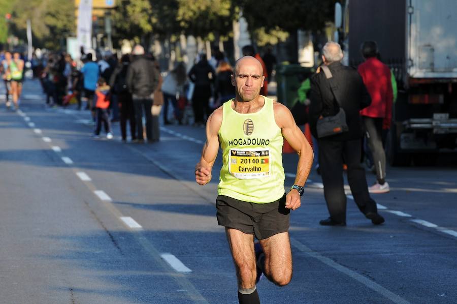 Miles de personas participan en la prueba que gana Kitwara con el récord del Maratón de Valencia