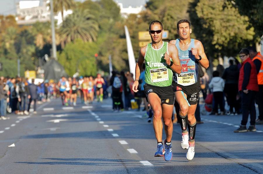 Miles de personas participan en la prueba que gana Kitwara con el récord del Maratón de Valencia