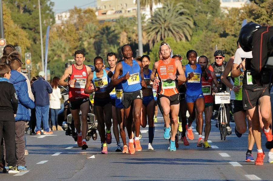 Miles de personas participan en la prueba que gana Kitwara con el récord del Maratón de Valencia