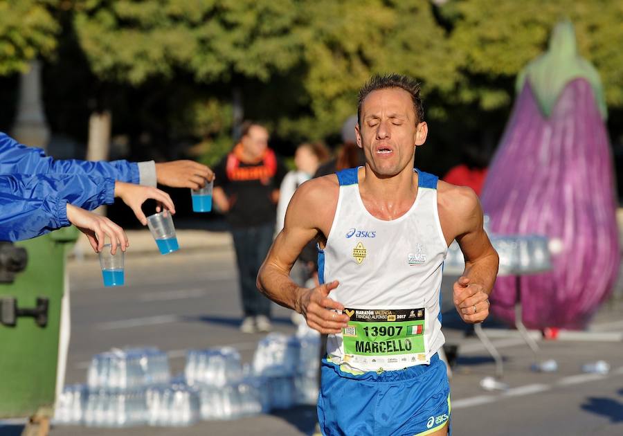 Miles de personas participan en la prueba que gana Kitwara con el récord del Maratón de Valencia