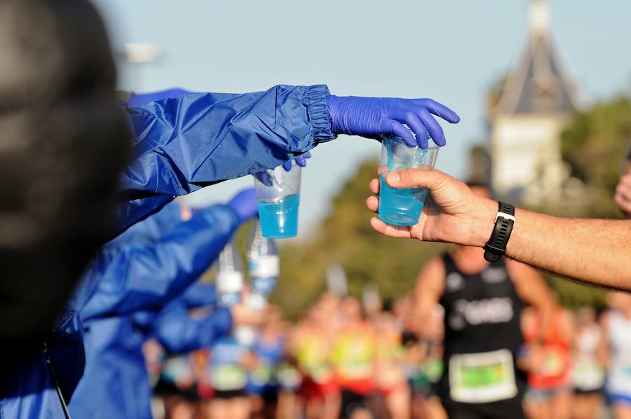 Miles de personas participan en la prueba que gana Kitwara con el récord del Maratón de Valencia