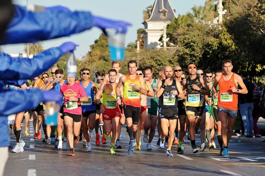 Miles de personas participan en la prueba que gana Kitwara con el récord del Maratón de Valencia