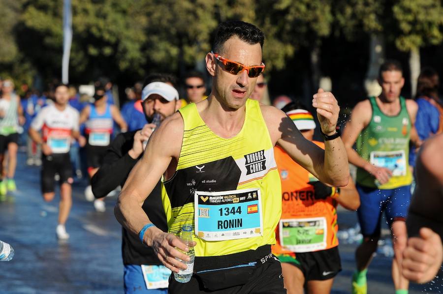 Miles de personas participan en la prueba que gana Kitwara con el récord del Maratón de Valencia