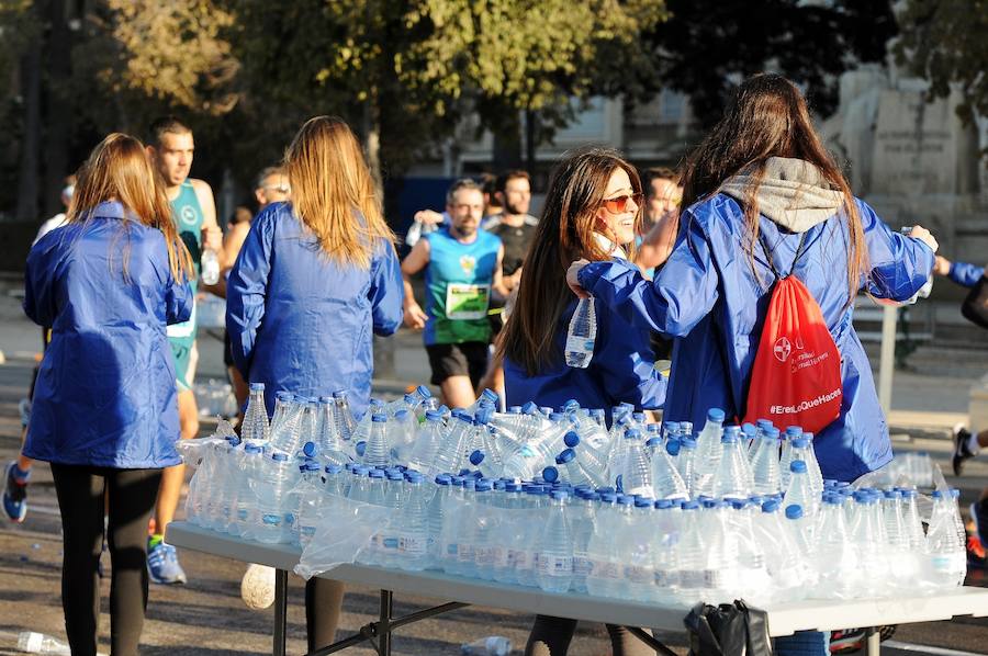 Miles de personas participan en la prueba que gana Kitwara con el récord del Maratón de Valencia