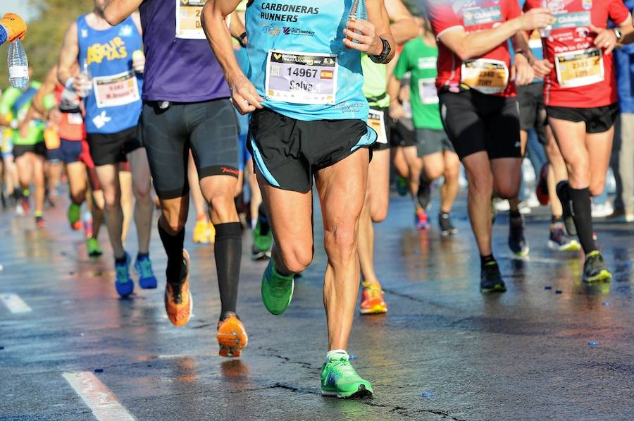 Miles de personas participan en la prueba que gana Kitwara con el récord del Maratón de Valencia