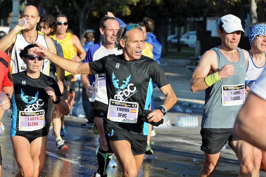 Miles de personas participan en la prueba que gana Kitwara con el récord del Maratón de Valencia