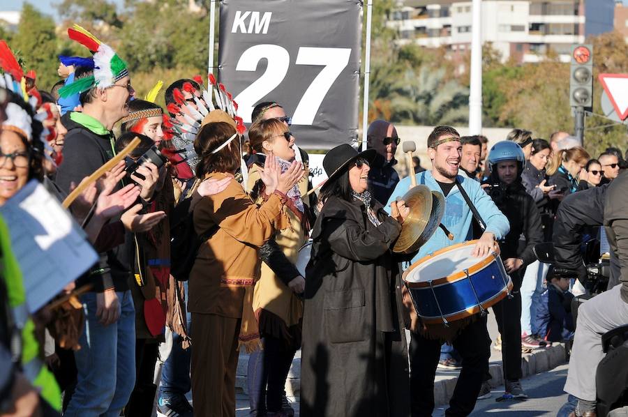 Miles de personas participan en la prueba que gana Kitwara con el récord del Maratón de Valencia