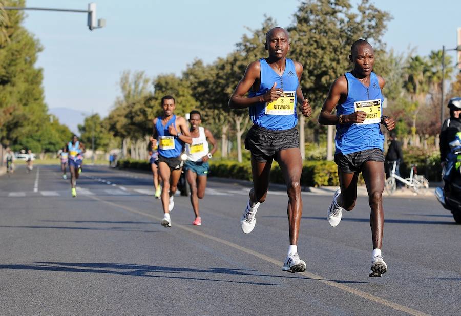 Miles de personas participan en la prueba que gana Kitwara con el récord del Maratón de Valencia