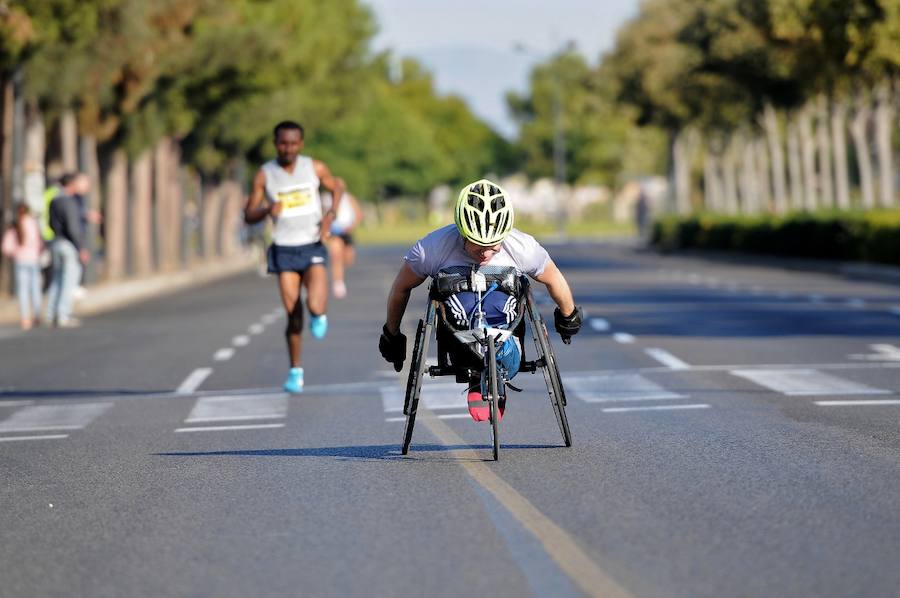 Miles de personas participan en la prueba que gana Kitwara con el récord del Maratón de Valencia