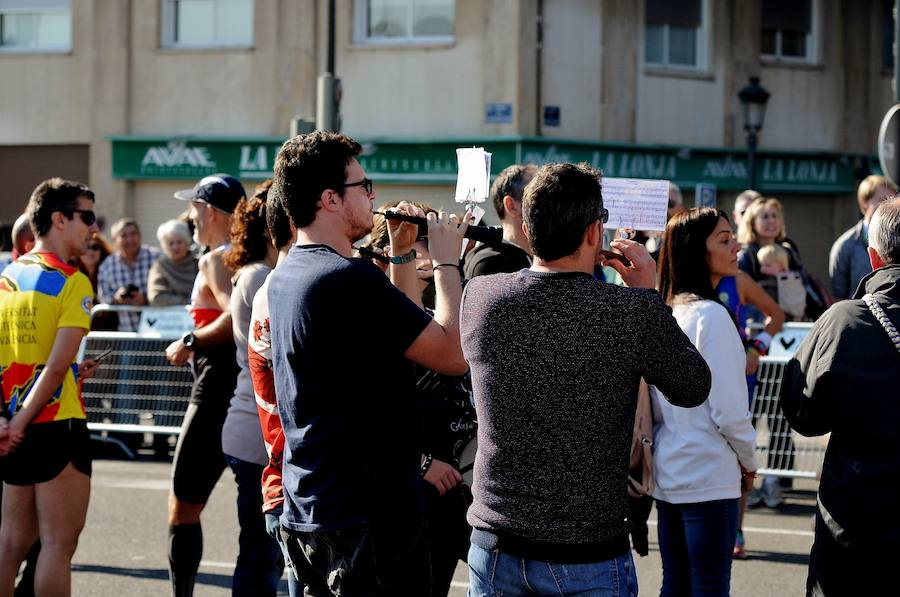 Miles de personas participan en la prueba que gana Kitwara con el récord del Maratón de Valencia