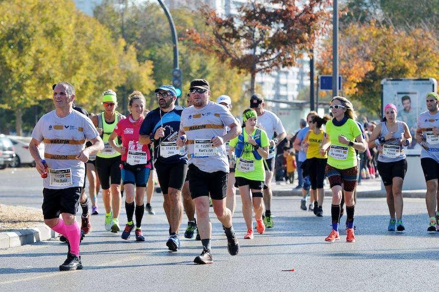 Miles de personas participan en la prueba que gana Kitwara con el récord del Maratón de Valencia