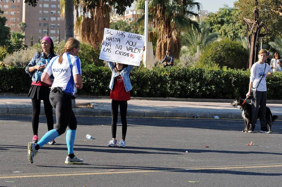 Miles de personas participan en la prueba que gana Kitwara con el récord del Maratón de Valencia