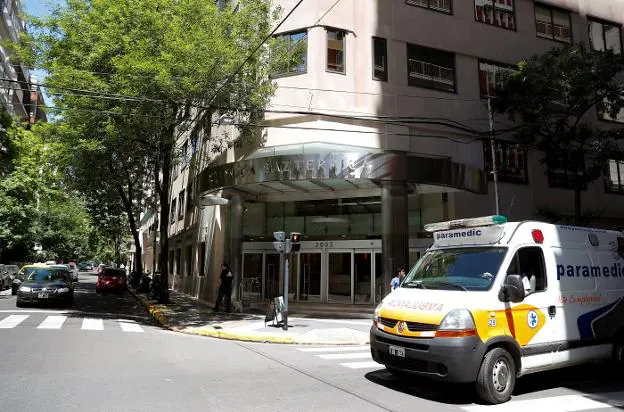 Una ambulancia pasa ante la clínica Bazterrica de Buenos Aires donde falleció el fiscal general. 