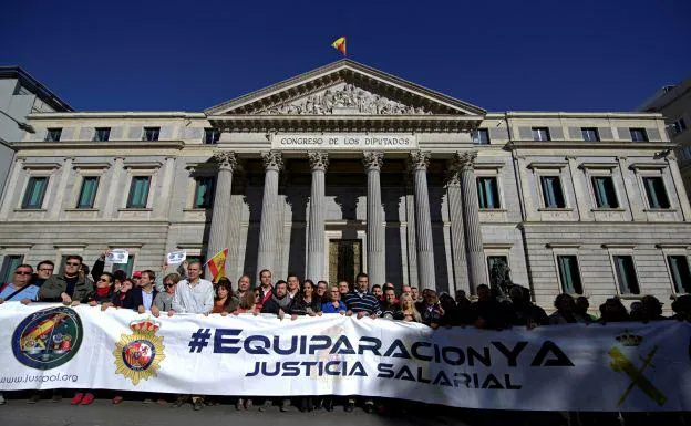 Miembros de Jusapol protestan frente al Congreso de los Diputados.