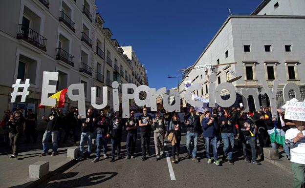 Imagen principal - Imágenes de la manifestación de Jusapol en Madrid.
