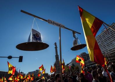 Imagen secundaria 1 - Imágenes de la manifestación de Jusapol en Madrid.