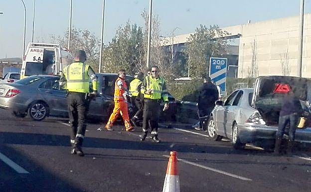 Imagen principal - Dos carriles cortados y 5 kilómetros de cola por un accidente en la V-30