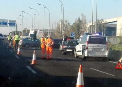 Imagen secundaria 1 - Dos carriles cortados y 5 kilómetros de cola por un accidente en la V-30