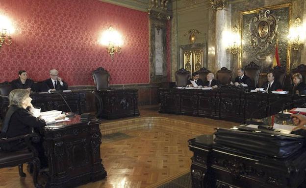 La Audiencia de Castellón anula una cláusula bancaria por el tamaño «minúsculo» de la letra pequeña del contrato