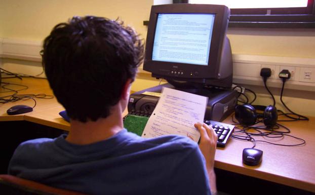 Un joven trabaja con su ordenador. 