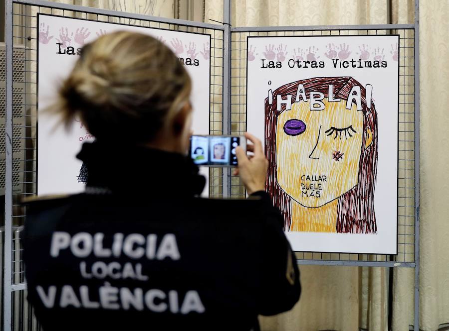 La muestra 'Las otras víctimas' recoge dibujos de hijos de víctimas de maltrato machista, que reflejan cómo ven la situación sus afectados más invisibles. Impulsada desde la Policia Local de Valencia, podrá visitarse hasta el 30 de noviembre en el Salón de Cristal del Ayuntamiento de Valencia. 