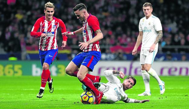 Sergio Ramos intenta cortar el avance de Saúl en el derbi madrileño del pasado fin de semana en el Wanda Metropolitano. 