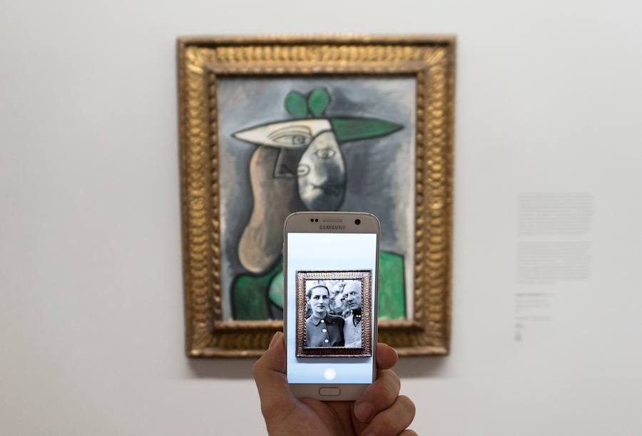Exposición interactiva de Pablo Picasso "Woman in a Green Hat" en la galería de arte Albertina en Vienna, Austria.
