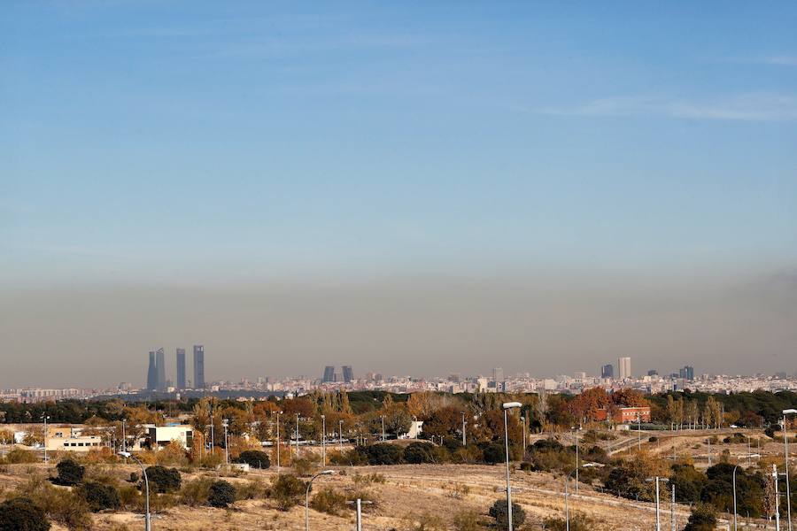 Vista de la capa de contaminación que cubre la ciudad de Madrid, cuyo ayuntamiento mantendrá las medidas restrictivas en el tráfico por el episodio de contaminación que se prolonga en los últimos días. Valencia también es una de las 16 ciudades que superan el límite de contaminación.