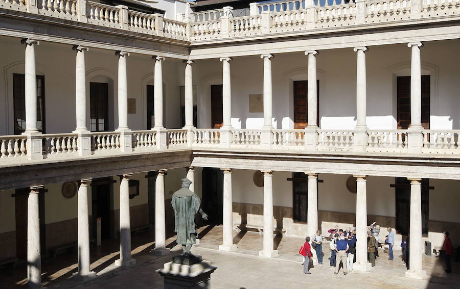 3.- Adolescencia: Aún recuerda los días en la Universidad Literaria, uno de los rincones de su infancia y juventud lleno de exposiciones y conferencias.