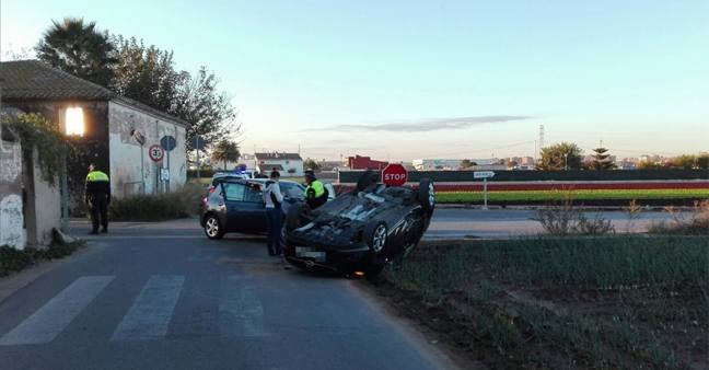 Un coche vuelca tras el choque con otro vehículo en una zona de huerta de Alboraia.