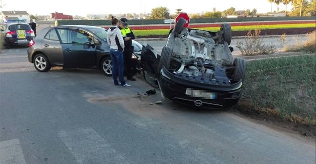 Un coche vuelca tras el choque con otro vehículo en una zona de huerta de Alboraia.