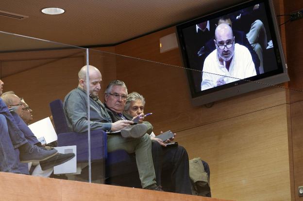 Enric Esteve, presidente de Lo Rat Penat, en la tribuna de invitados en el pleno de ayer. 