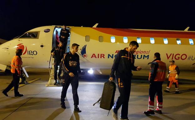 Los jugadores llegando al aeropuerto de Nuremberg.