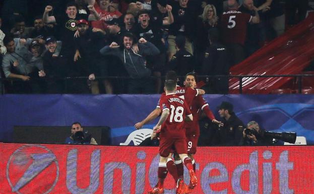 Aficionados del Liverpool celebran uno de los tantos de su equipo ante el Sevilla. 
