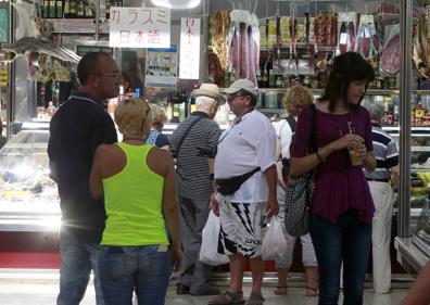 Imagen secundaria 1 - El Mercado Central quiere prohibir la entrada de turistas en bañador y chanclas
