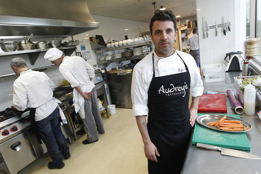 El restaurante Audrey's (Calpe) y su chef Rafa Soler (en la imagen). La estrella Michelin que consiguieron en la guía de 2018 avala el incansable trabajo entre fogones del cocinero como embajador de la gastronomía mediterránea. Sus inicios de la mano de Martín Berasategui y Manolo de la Osa y su paseo por fogones de la talla del Drolma de Barcelona o L'Atelier de Joël Robuchon en París han dotado a sus platos de un toque actual y cosmopolita.