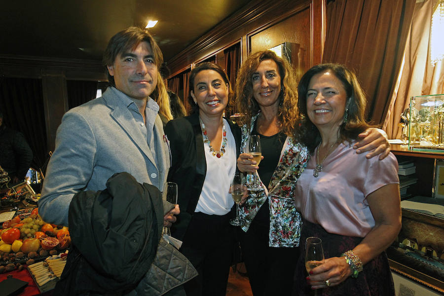 Vicente Gracia se ha confirmado este jueves como uno de los dinamizadores de la vida social valenciana. El prestigioso joyero ha organizado en la popular Casa Gracia de la calle de la Paz su tradicional fiesta de fin de año, que en esta ocasión además ha servido para celebrar los 25 años de la misma. Por este motivo, los asistentes al acto pudieron admirar un conjunto de piezas de joyería del Siglo de Oro Español pertenecientes a la colección de Deborah Elvira, una de las mayores coleccionistas del mundo.