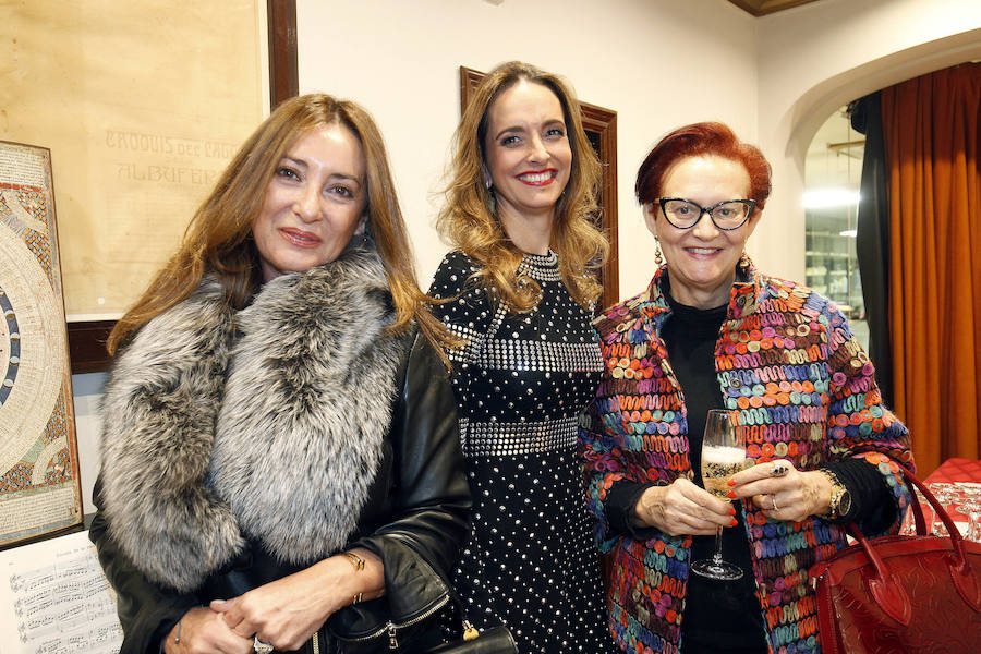 Vicente Gracia se ha confirmado este jueves como uno de los dinamizadores de la vida social valenciana. El prestigioso joyero ha organizado en la popular Casa Gracia de la calle de la Paz su tradicional fiesta de fin de año, que en esta ocasión además ha servido para celebrar los 25 años de la misma. Por este motivo, los asistentes al acto pudieron admirar un conjunto de piezas de joyería del Siglo de Oro Español pertenecientes a la colección de Deborah Elvira, una de las mayores coleccionistas del mundo.