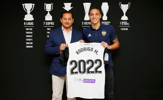 Murthy con Rodrigo Moreno tras su renovación hasta 2022.
