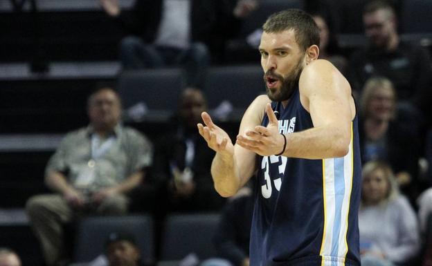 Marc Gasol protesta una decisión arbitral. 