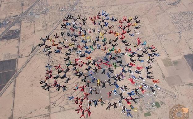 Un impresionante vídeo muestra a 217 personas batiendo un récord de paracaidismo