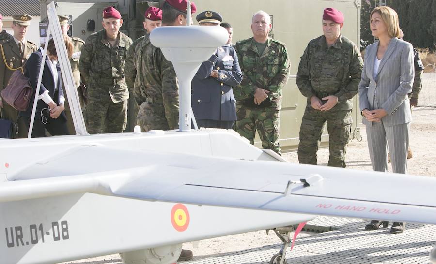 Fotos de la visita de la ministra de Defensa, María Dolores de Cospedal, a la base militar de Bétera