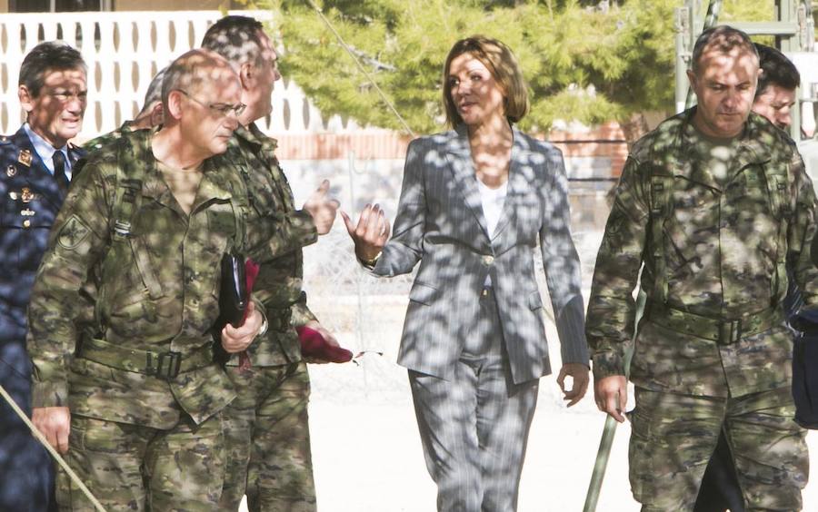 Fotos de la visita de la ministra de Defensa, María Dolores de Cospedal, a la base militar de Bétera