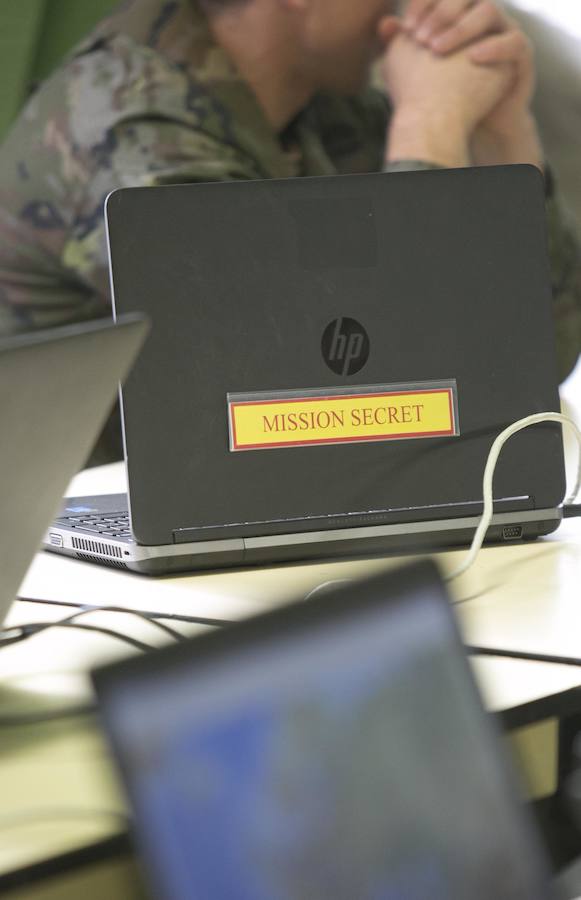 Fotos de la visita de la ministra de Defensa, María Dolores de Cospedal, a la base militar de Bétera