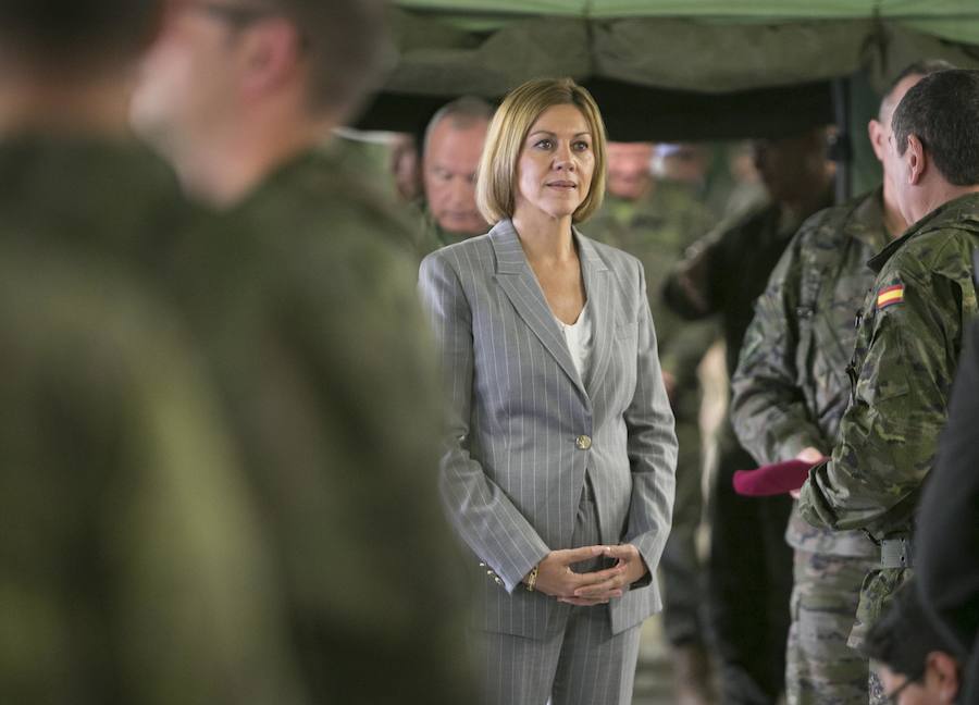 Fotos de la visita de la ministra de Defensa, María Dolores de Cospedal, a la base militar de Bétera