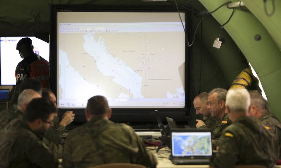 Fotos de la visita de la ministra de Defensa, María Dolores de Cospedal, a la base militar de Bétera